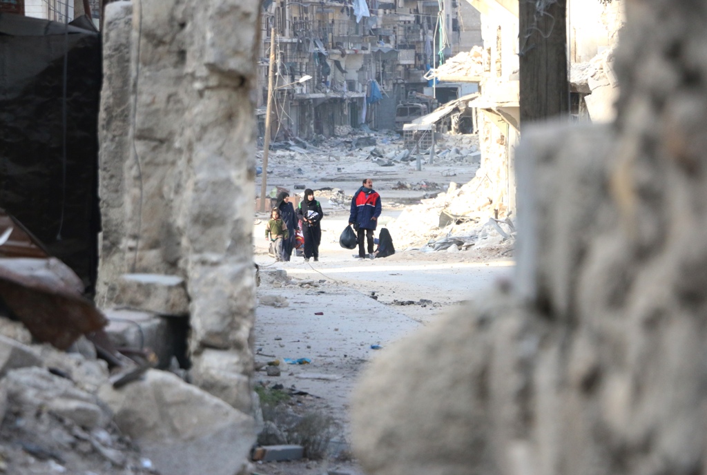 Residents escape Assad regime bombardment in Al Moyaser neighbourhood of Aleppo, Syria on November 29, 2016. ( Jawad al Rifai - Anadolu Agency )
