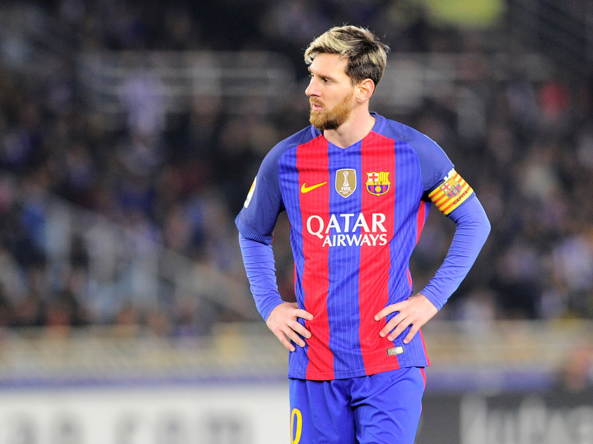 Barcelona's Argentinian forward Lionel Messi walks during the Spanish league football match Real Sociedad vs FC Barcelona at the Anoeta stadium in San Sebastian, on November 27, 2016. / AFP / ANDER GILLENEA
