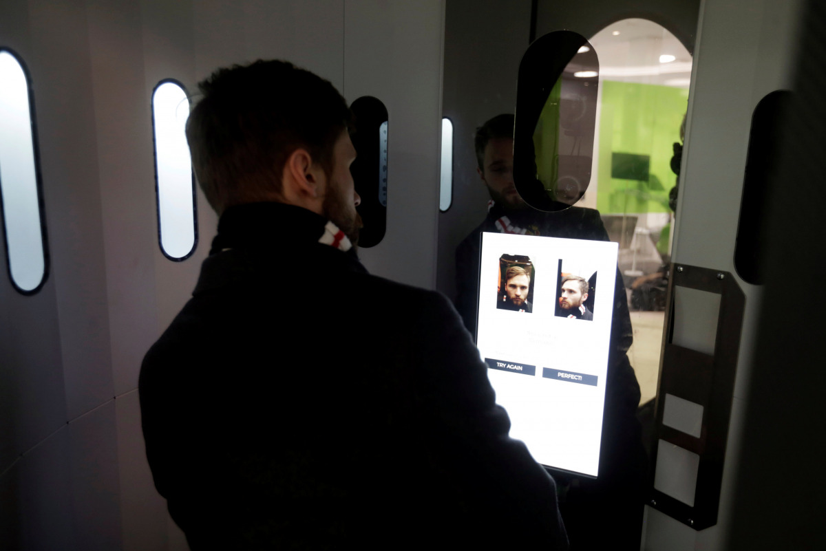 A man takes a picture of himself in the egg-shaped 3D virtual reality photo booth in Tallinn, Estonia, November 8, 2016. (REUTERS / Ints Kalnins) 