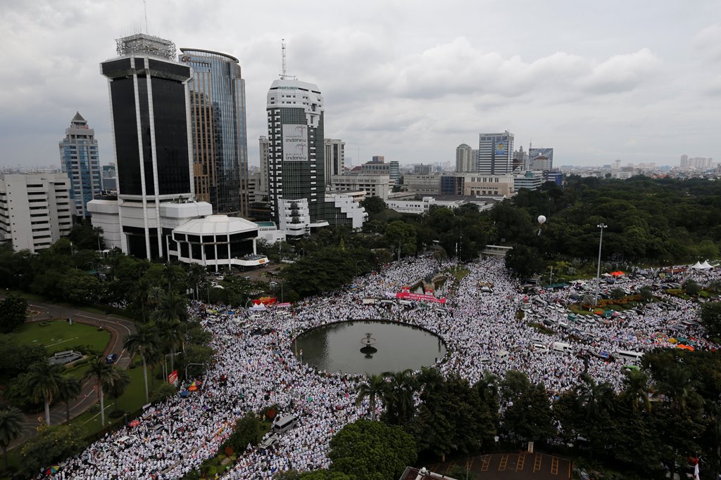 Indonesian Muslims gather to attend rally calling for the arrest of Jakarta's Governor Basuki Tjahaja Purnama, popularly known as Ahok, who is accused of insulting the Koran, in Jakarta, Indonesia December 2, 2016. REUTERS/Beawiharta 