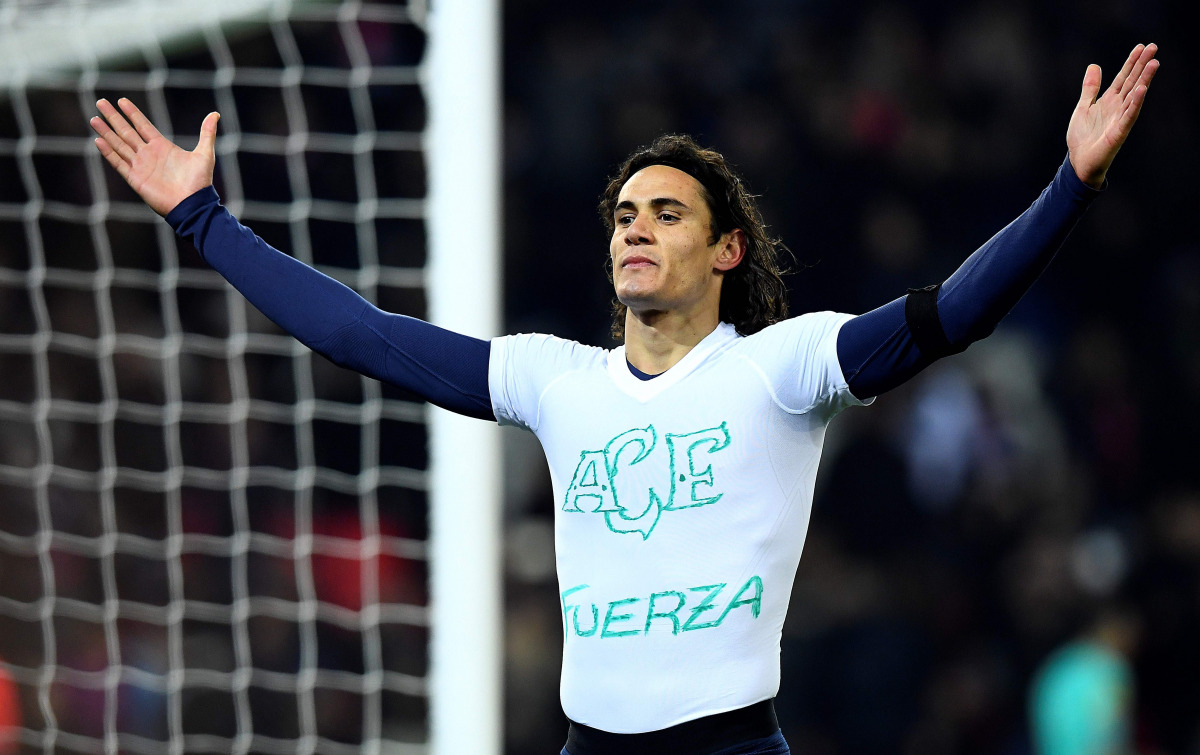 Paris Saint-Germain's Uruguayan forward Edinson Cavani (C) celebrates after scoring a goal during the French L1 football match between Paris Saint-Germain and Angers at the Parc des Princes stadium in Paris on November 30, 2016. (AFP / FRANCK FIFE)