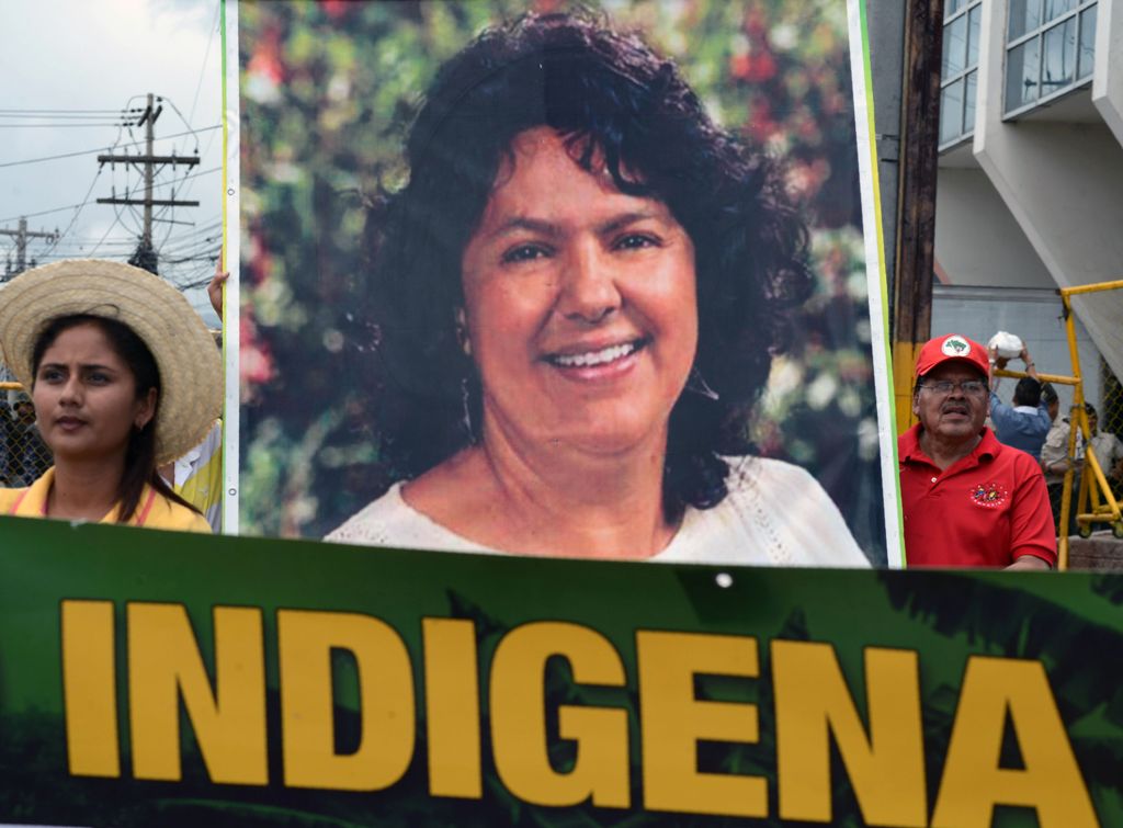 (FILES) This file photo taken on August 17, 2016 shows peasants holding an image of indigenous environementalist Berta Caceres, during a march in Tegucigalpa demanding justice for her murder.  AFP / ORLANDO SIERRA
