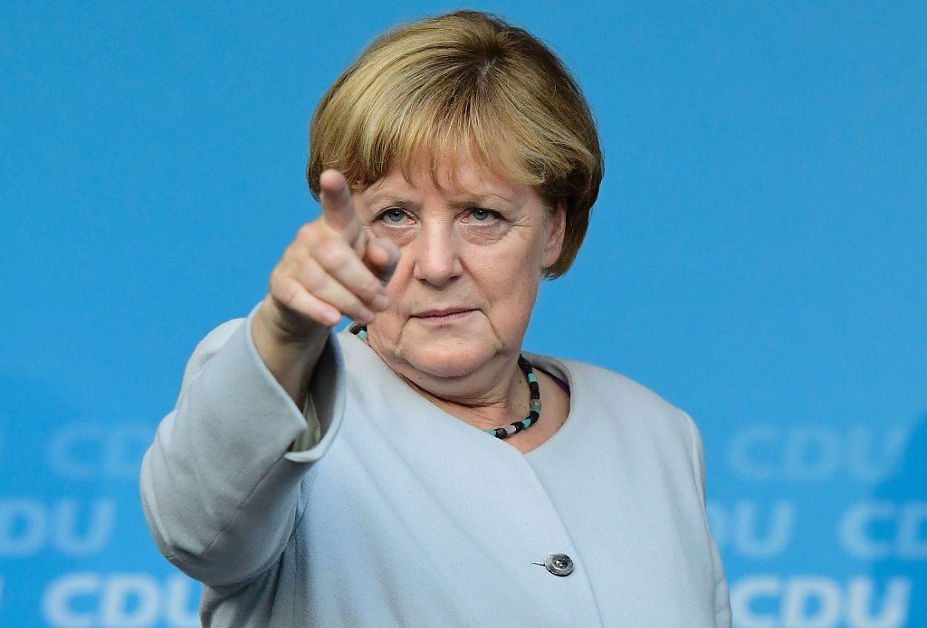 (FILES) This file photo taken on September 14, 2016 shows German Chancellor Angela Merkel pointing during an electoral meeting of the Christian Democtaric Union (CDU) party ahead of state elections in Berlin. AFP / TOBIAS SCHWARZ
