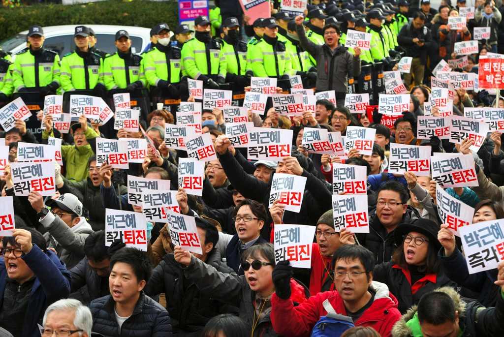South Korean protesters shout slogans during a protest outside the ruling Saenuri Party in Seoul on December 3, 2016.  AFP / JUNG Yeon-Je
