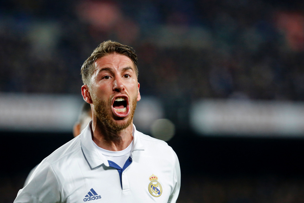 Real Madrid's defender Sergio Ramos celebrates after scoring the equalizer during the Spanish league football match FC Barcelona vs Real Madrid CF at the Camp Nou stadium in Barcelona on December 3, 2016. AFP / PAU BARRENA