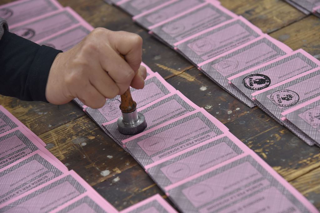 A polling station officer prepares ballots on the eve of a crucial referendum on constitutional reforms, on December 3, 2016 in Rome. AFP / Andreas Solaro