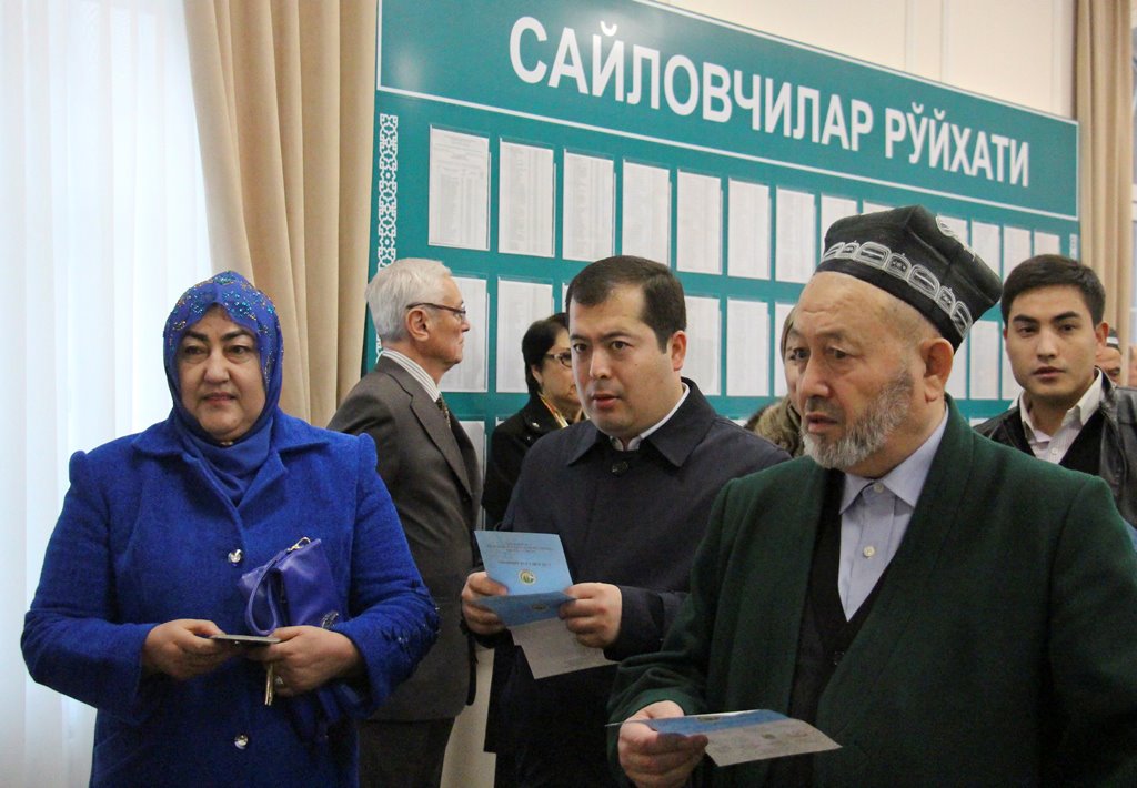People wait to vote at a polling station during a presidential election in Tashkent, Uzbekistan, December 4, 2016. Reuters/Mukhammadsharif Mamatkulov 