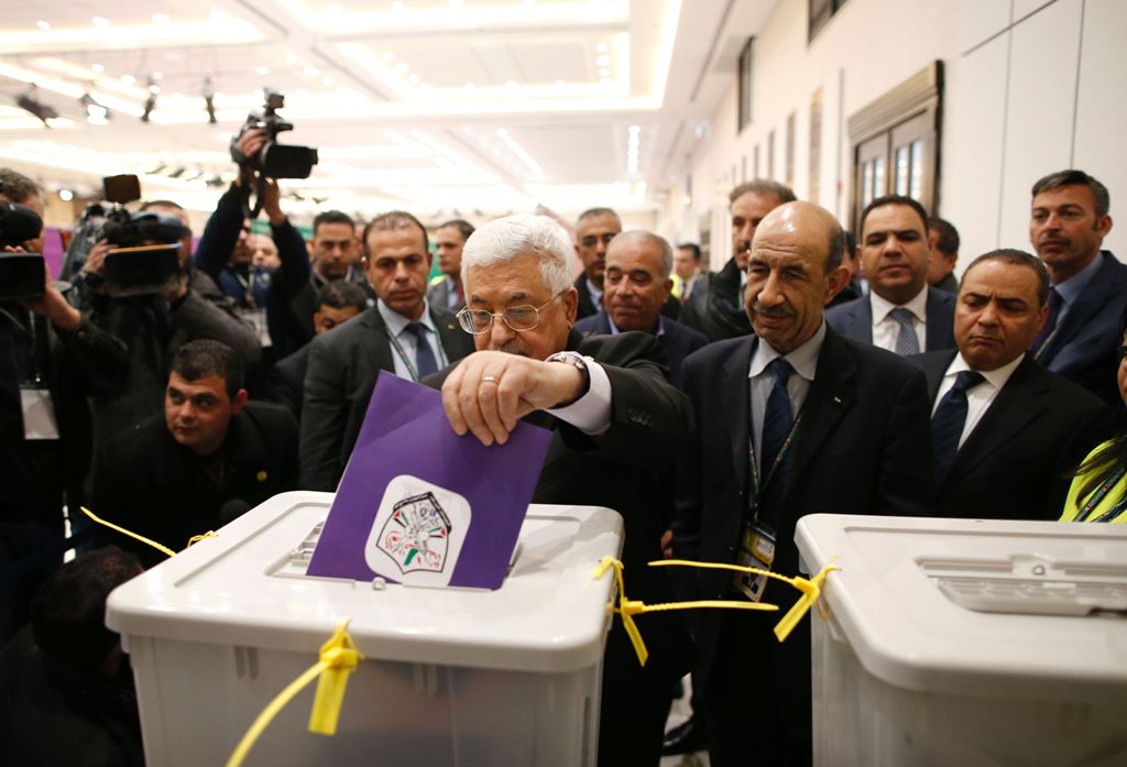 Palestinian president Mahmud Abbas (C) casts his vote at the Muqataa, the Palestinian Authority headquarters, in the city of Ramallah in the Israeli occupied West Bank, on December 3, 2016.  AFP / AHMAD GHARABLI
