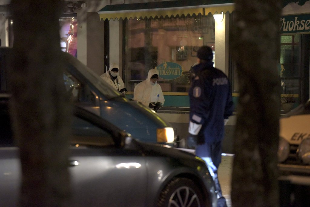 Police investigators work at the area were three people were killed in a shooting incident at a restaurant in Imatra, Eastern Finland after midnight on December 4, 2016. / Reuters.