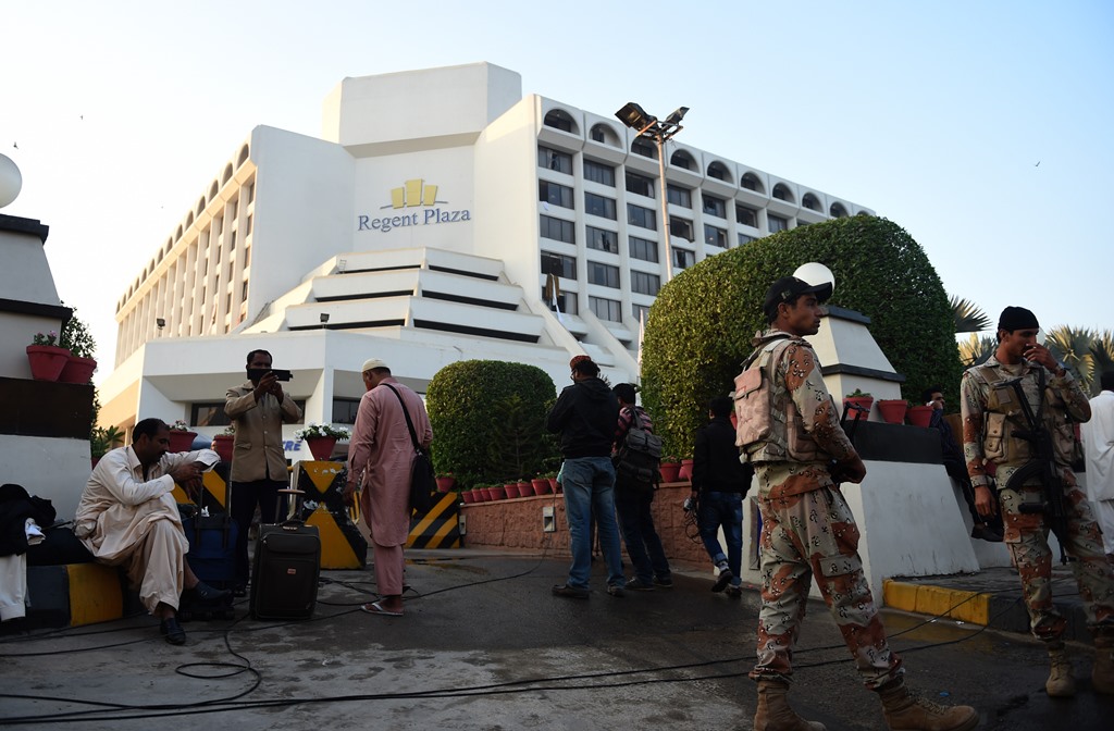 Guests are gather outside a Regent Plaza Hotel following a fire in the Pakistan's port city of Karachi on December 5, 2016. AFP / RIZWAN TABASSUM
