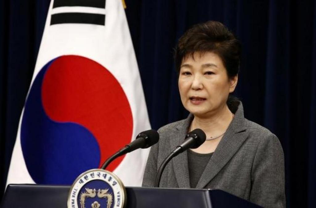 South Korean President Park Geun-Hye speaks during an address to the nation, at the presidential Blue House in Seoul, South Korea, 29 November 2016. REUTERS/JEON HEON-KYUN/POOL
