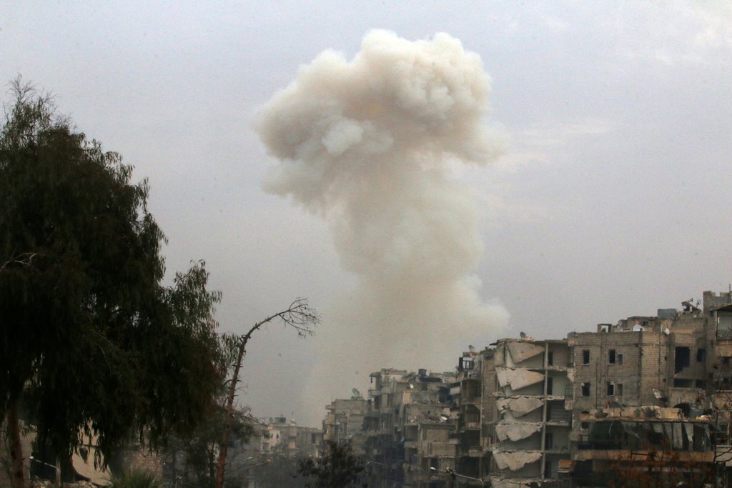 Smoke rises after strikes on the rebel-held besieged neighbourhoods of eastern Aleppo, Syria December 5, 2016. REUTERS/Abdalrhman Ismail

