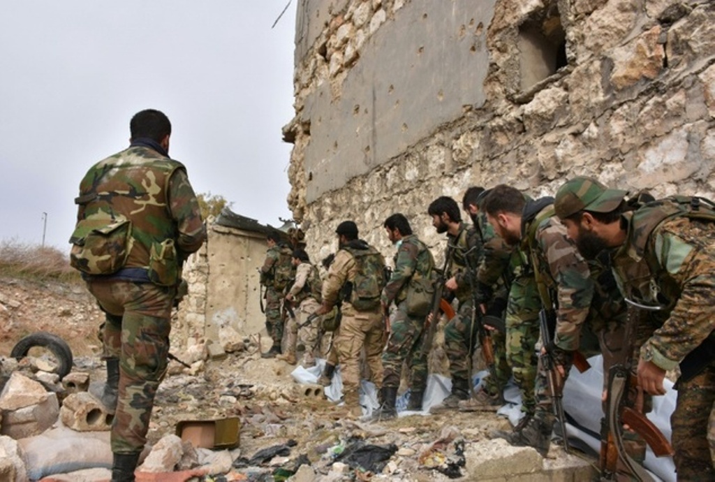 Syrian pro-government troops hold a position in Aleppo's eastern Karm al-Jabal neighborhood as they advance towards al-Shaar neighbourhood on December 5, 2016 during their offensive to retake Syria's second city ©GEORGE OURFALIAN (AFP)