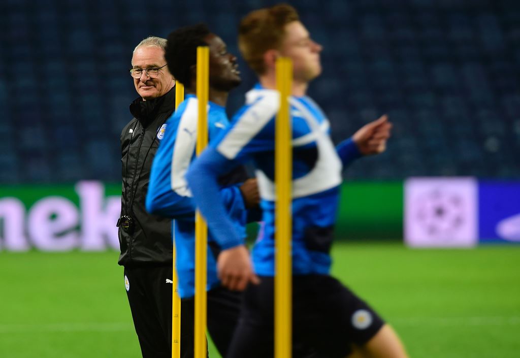 Leicester City's Italian coach Claudio Ranieri looks at his players during a training session at the Dragao stadium in Porto, on December 6, 2016, on the eve of the UEFA Champions League football match FC Porto vs Leicester City. AFP / MIGUEL RIOPA