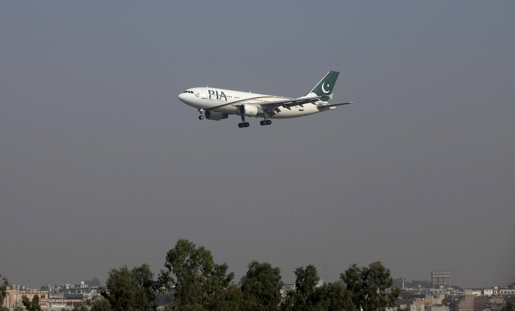 FILE PHOTO - A Pakistan International Airlines (PIA) passenger plane arrives at the Benazir International airport in Islamabad, Pakistan December 2, 2015. REUTERS/Faisal Mahmood/File Photo
