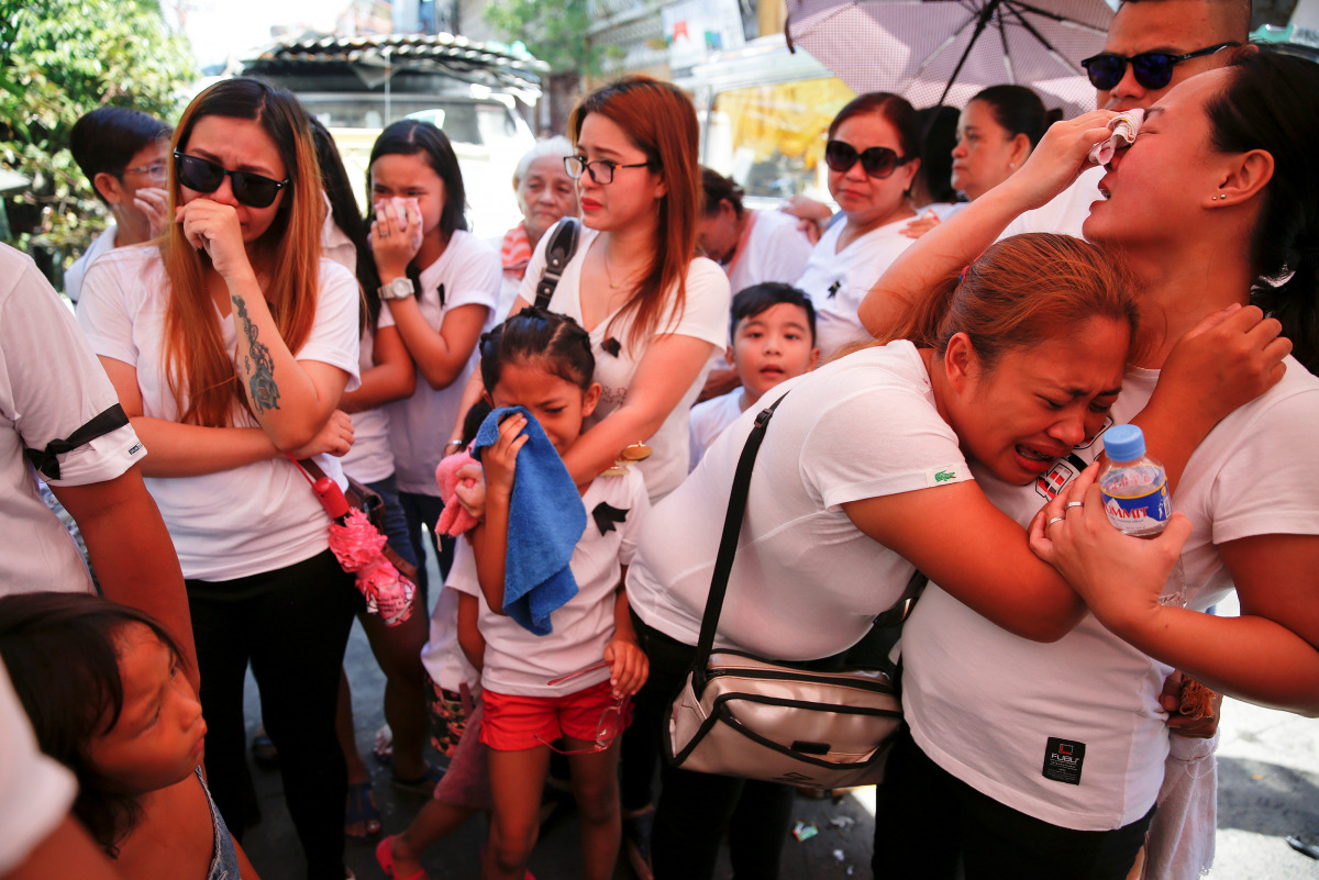The wife and other relatives of Florjohn Cruz, who was killed in a police drugs buy-bust operation, cry as his coffin leaves their home for his funeral in Manila, Philippines October 30, 2016. REUTERS/Damir Sagolj

