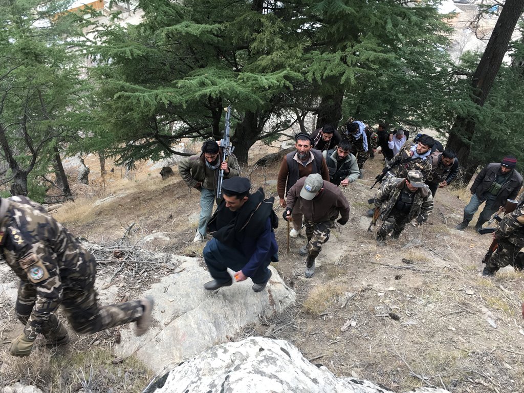Afghan security forces and elders walk towards a check post in Parun, capital of Nuristan province, Afghanistan November 20, 2016. Picture taken November 20, 2016. REUTERS/Hamid Shalizi
