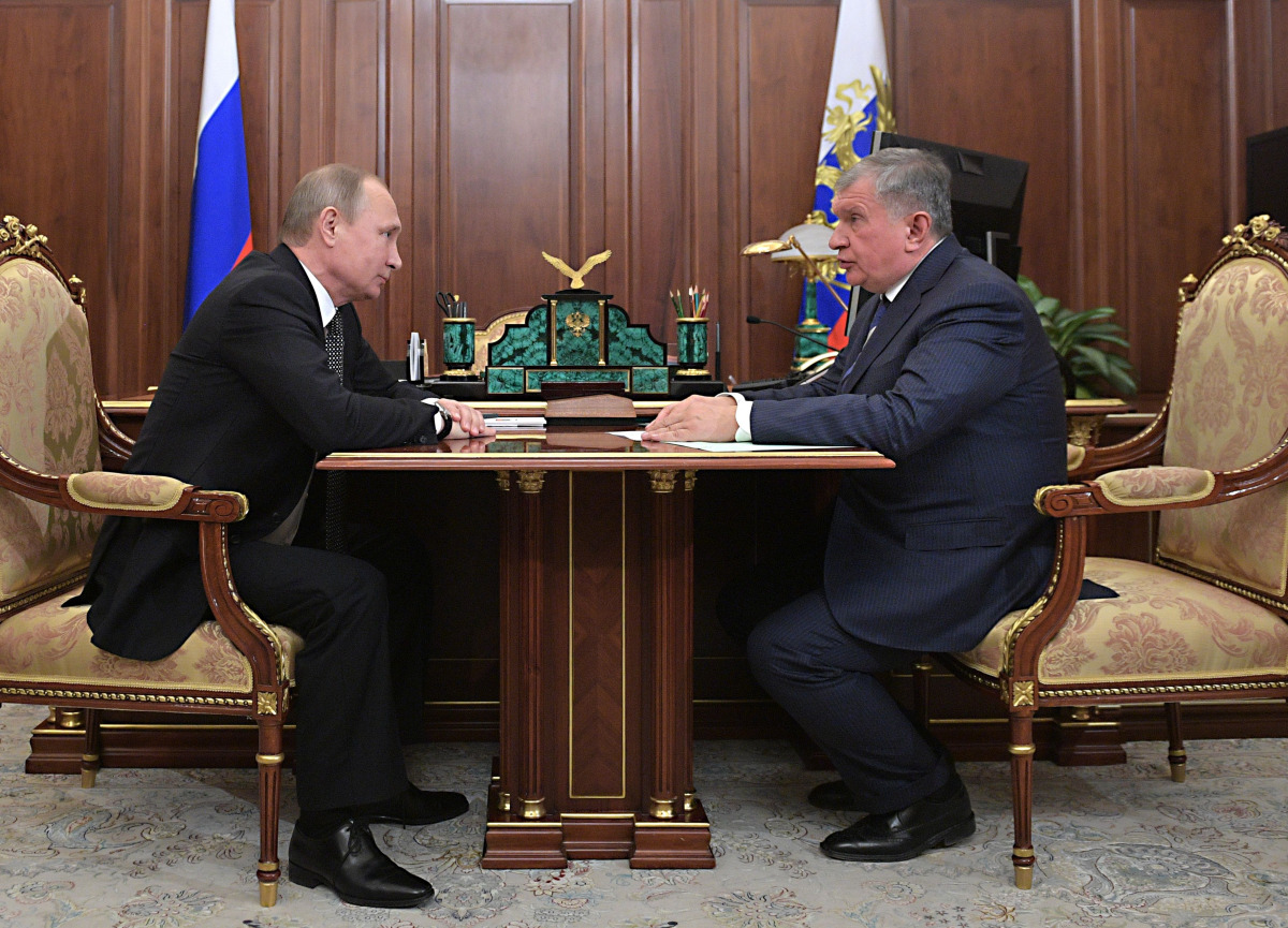 A picture taken late on December 7, 2016 shows Russian President Vladimir Putin (L) listening to Rosneft CEO Igor Sechin during a meeting at the Kremlin in Moscow. (AFP / SPUTNIK / Alexey DRUZHININ)