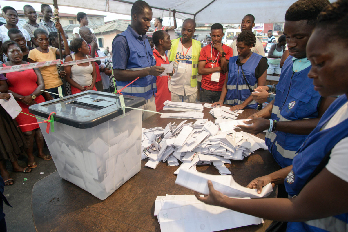 Polling officials count the ballots at Jamestown square after the voting ended for the presidential and general elections in Accra, Ghana on December 7, 2016. (Jordi Perdigo - Anadolu Agency)