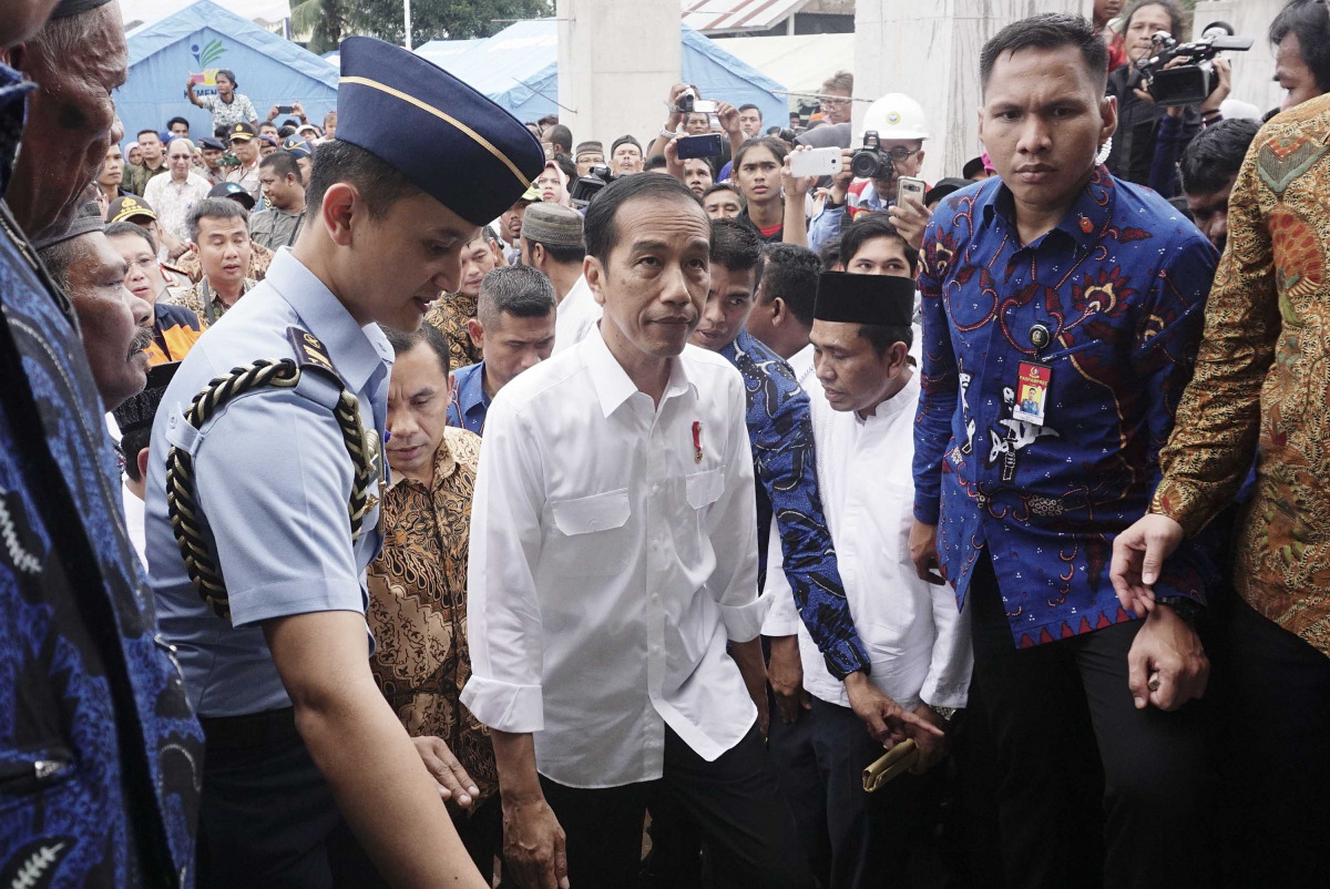 Indonesian President Joko Widodo visits earthquake survivors outside a collapsed mosque following this week's earthquake in Pidie Jaya, Aceh province, Indonesia December 9, 2016. The death toll from a strong earthquake that shook the north of Indonesia’s 