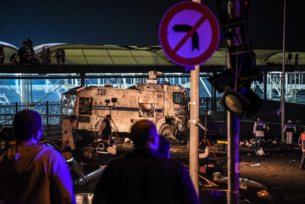 Forensic officers work as emergency officers on the roof of the Vodafone Arena stadium at the site where a car bomb exploded near the stadium of football club Besiktas in central Istanbul on December 10, 2016. AFP / Ozan KOSE
