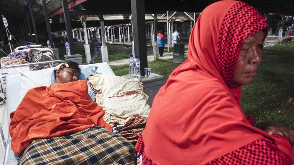 Injured people receive treatment outside a hospital in the quake-devastated area after an earthquake measuring 6.4 on the Richter Scale rocked Pidie Jaya, Aceh, Indonesia on December 08, 2016. (Jefri Tarigan - Anadolu Agency).