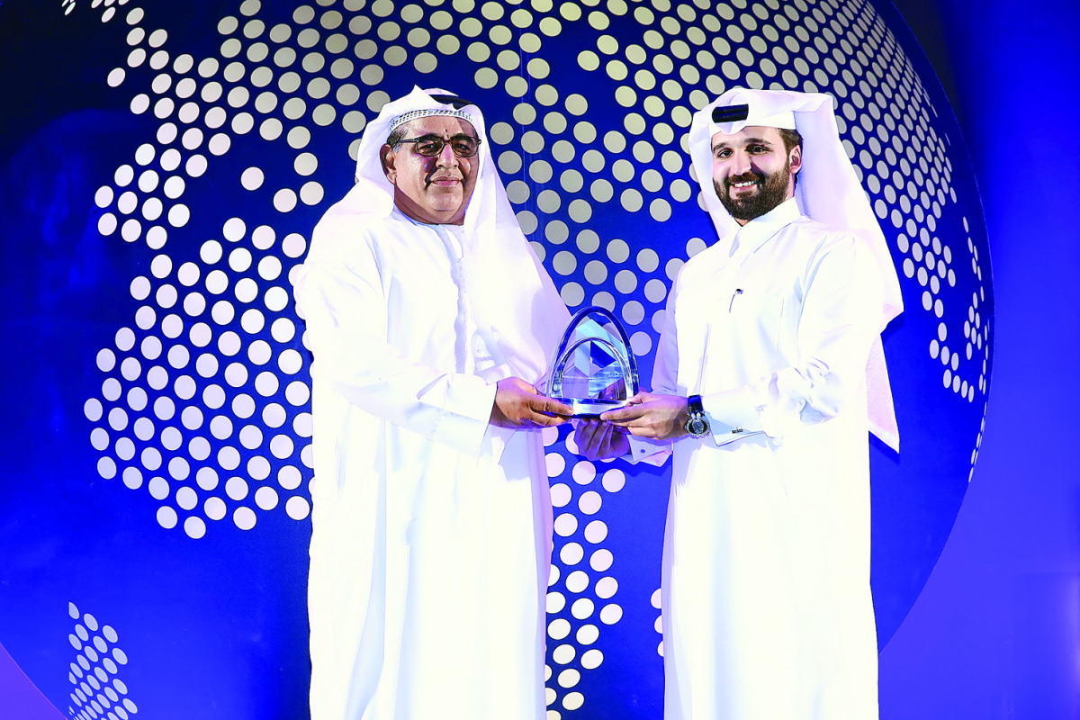 A Nakilat official receiving the award.