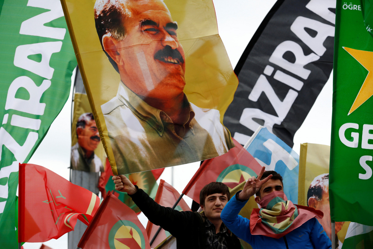 People wave flags with pictures of imprisoned Kurdish rebel leader Abdullah Ocalan during a May Day rally in Istanbul, Turkey, May 1, 2016 (REUTERS / Murad Sezer) 