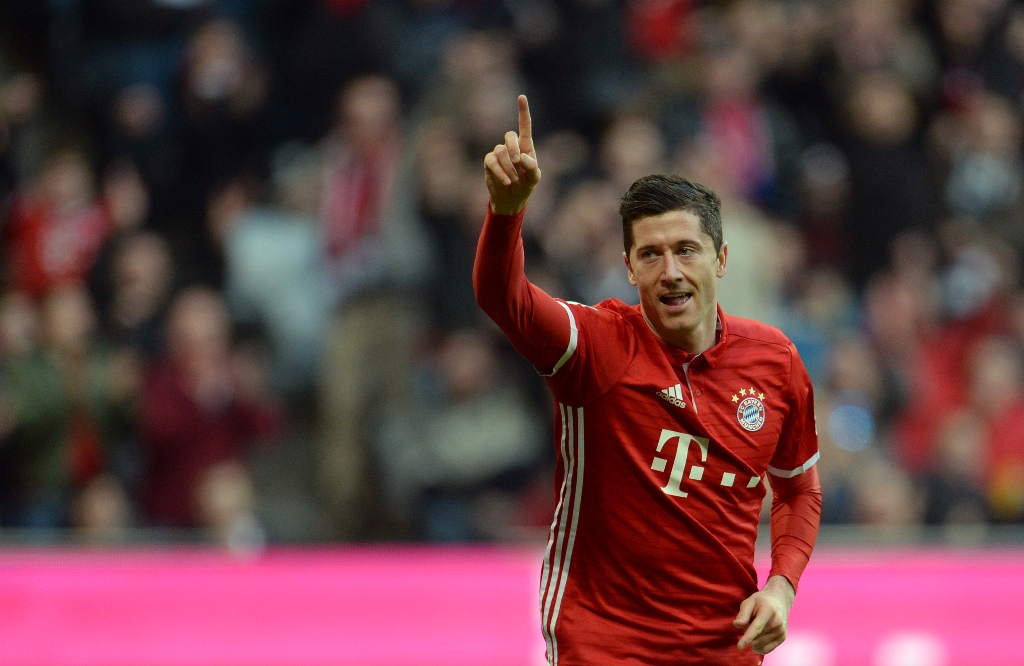 Robert Lewandowski celebrates after scoring a goal during the Bundesliga soccer match between FC Bayern Munich and VfL Wolfsburg at the Allianz Arena on December 10, 2016, in Munich, Germany. ( Andreas Gebert - Anadolu Agency )
