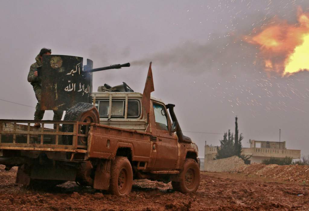 Syrian opposition fighters fire towards positions held by Islamic State (IS) group jihadists in al-Bab on the northeastern outskirts of the northern embattled city of Aleppo on December 13, 2016. / AFP / Saleh ABO GHALOUN
