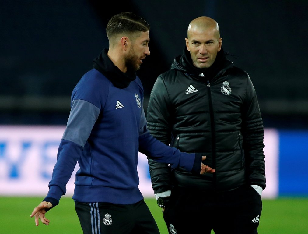 Real Madrid's Sergio Ramos talks with head coach Zinedine Zidane during a training session ahead of FIFA Club World Cup Semi-Final match against Club America. REUTERS/Issei Kato
