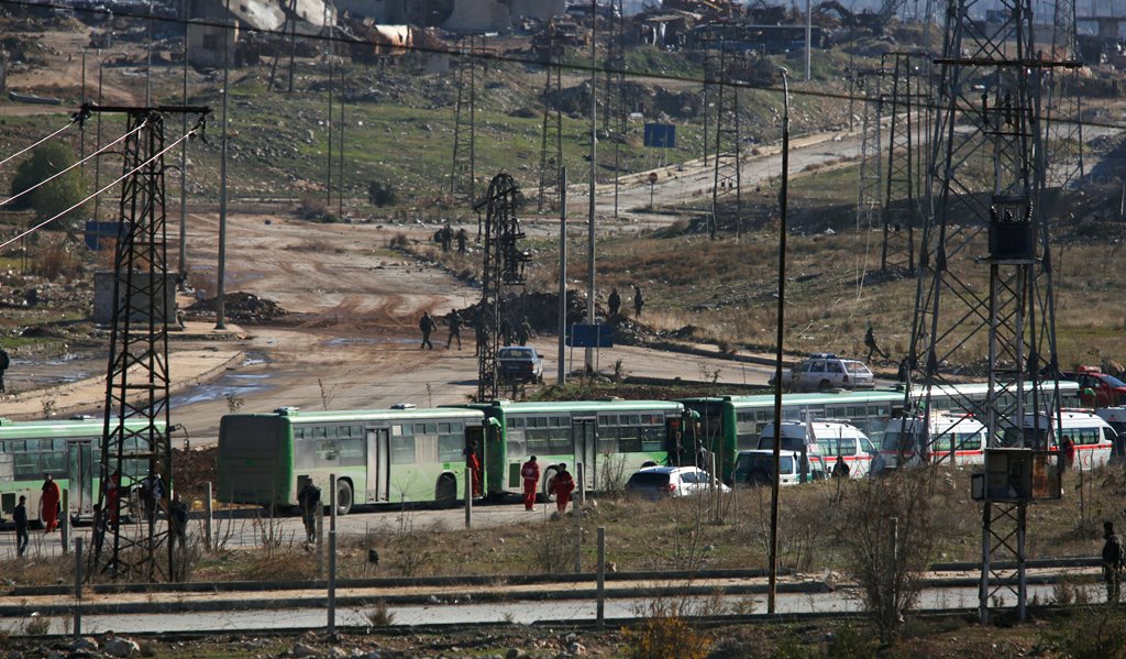 Buses and ambulances wait to evacuate civilians and rebels from eastern Aleppo, Syria December 15, 2016. REUTERS/Omar Sanadiki
