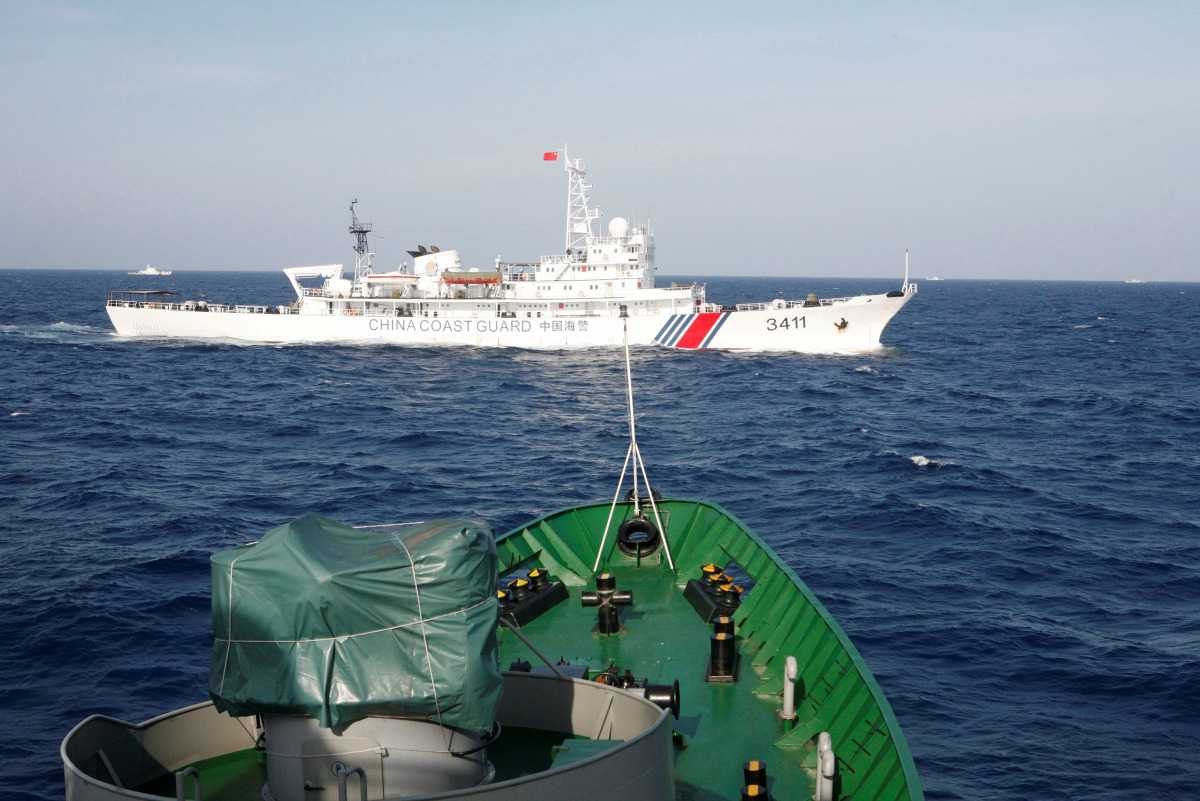 FILE PHOTO: A Chinese Coast Guard ship is seen near a Vietnam Marine Guard ship in the South China Sea about 210 km off shore of Vietnam, May 14, 2014 (REUTERS / Nguyen Minh) 