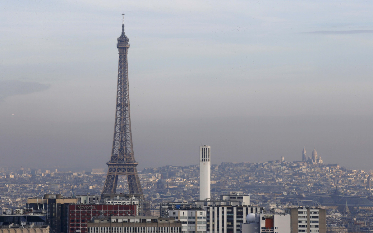 The Eiffel Tower is surrounded by a small-particle haze which hangs above the skyline in Paris, France, December 16, 2016. (REUTERS/Christian Hartmann)