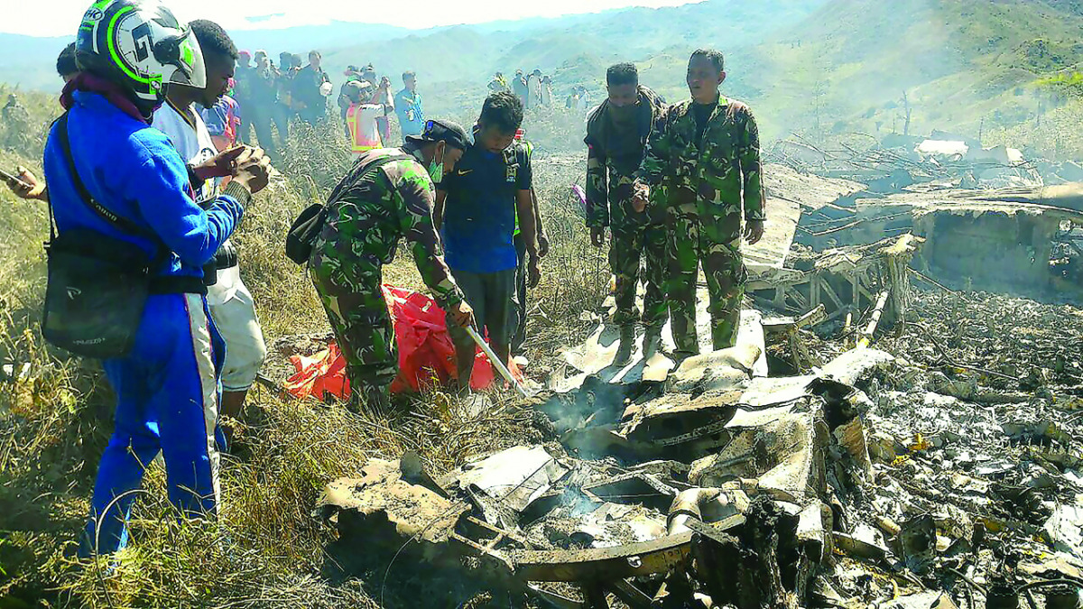 Soldiers examining the Hercules military plane A-1334 that crashed in Wamena yesterday. 