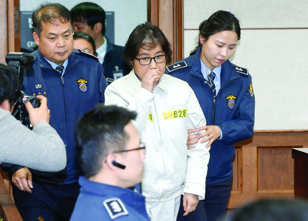 Choi Soon-sil, a long-time friend of President Park Geun-hye arrives for her first court hearing in Seoul, yesterday.