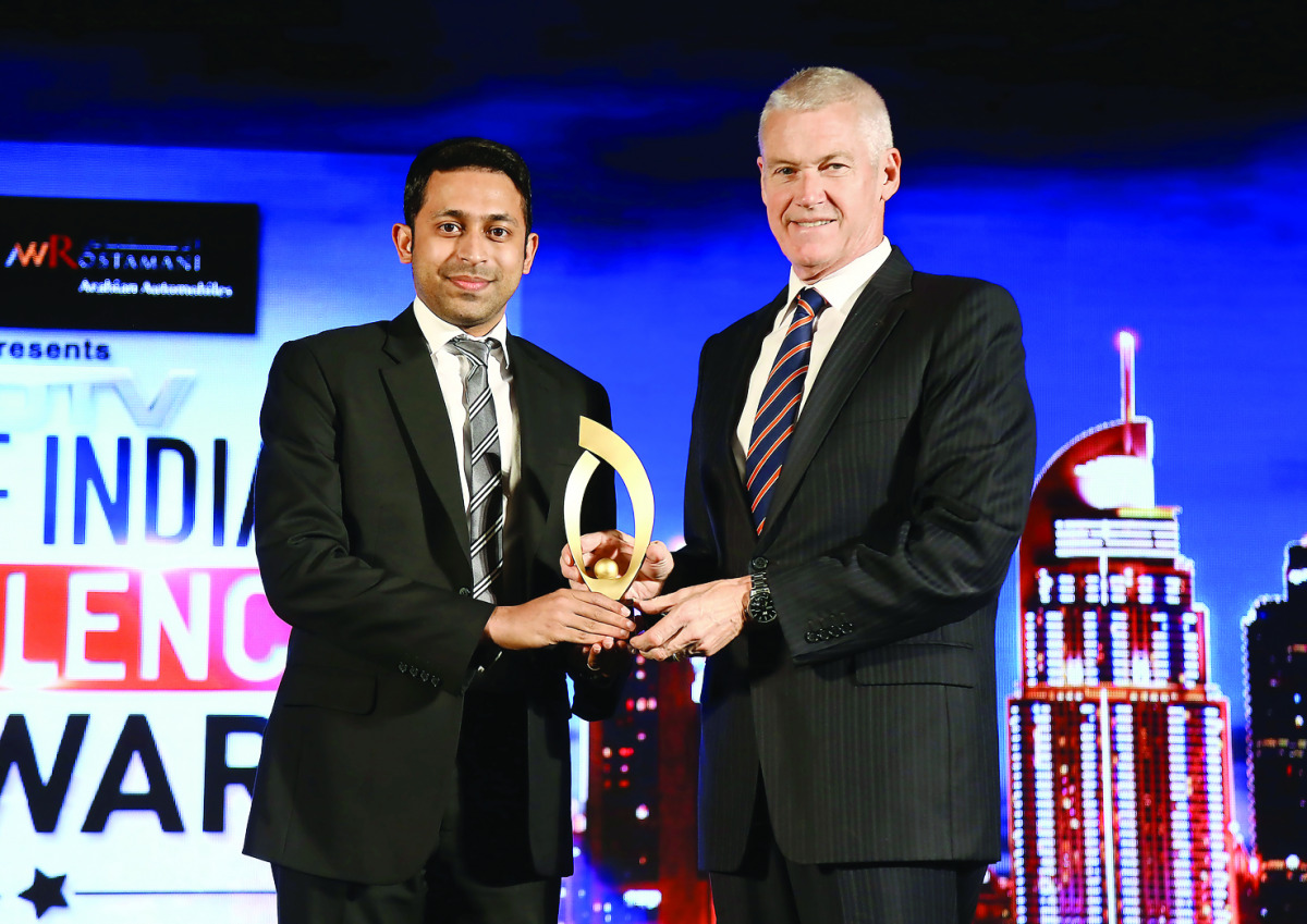 John Paul Alukkas (left), Executive Director, Joyalukkas Group receiving the award.