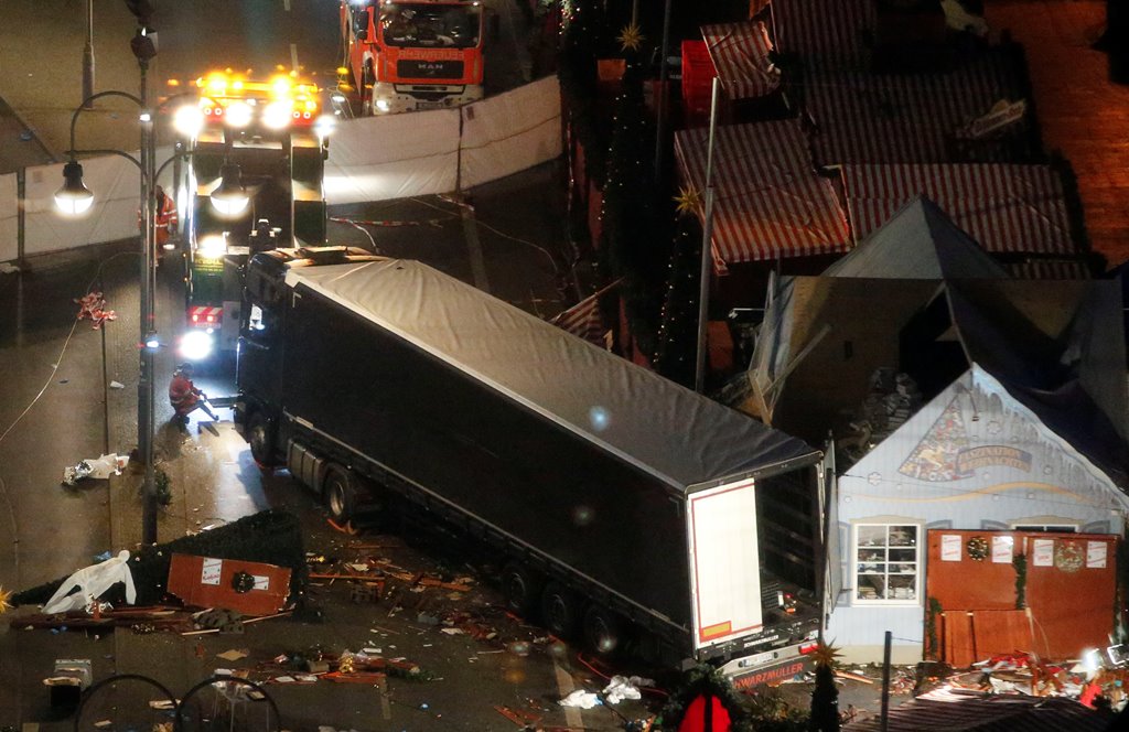A tow truck operates at the scene where a truck ploughed through a crowd at a Christmas market on Breitscheidplatz square near the fashionable Kurfuerstendamm avenue in the west of Berlin, Germany, December 20, 2016. Reuters/Fabrizio Bensch