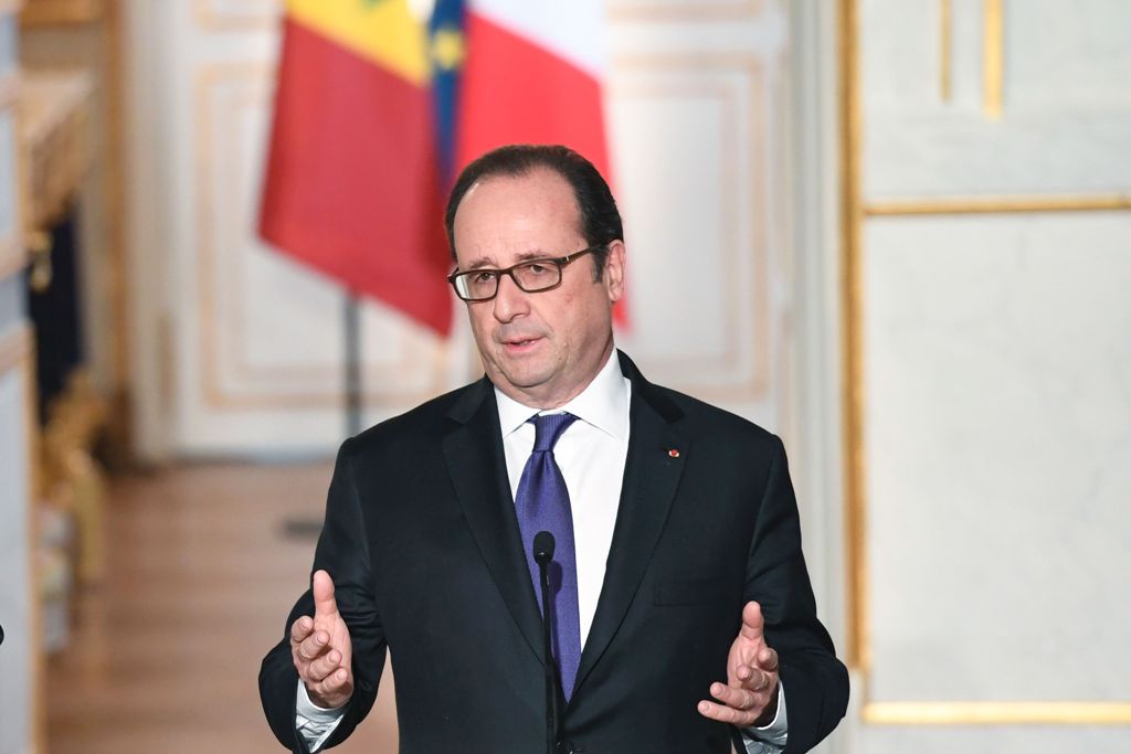 French president Francois Hollande speaks during a joint statement with Senegal president at the Elysee palace, on December 20, 2016, in Paris, during his two days state visit in France. / AFP / POOL / ALAIN JOCARD
