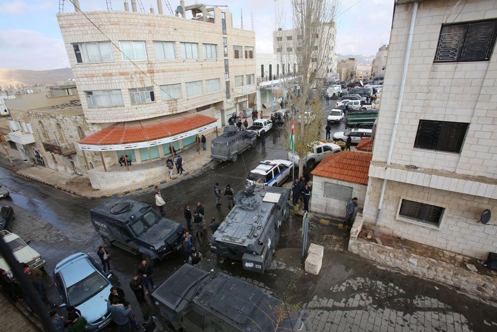 Jordanian security forces are seen patroling on december 19, 2016 in Karak, a tourist destination, around 120 kilometres (70 miles) south of the capital Amman, following an attack a day earlier.  AFP / afp / KHALIL MAZRAAWI
