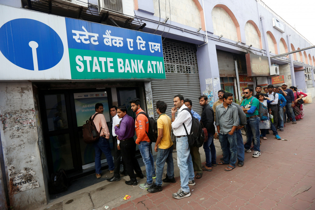 People queue outside an ATM of State Bank of India to withdraw money in Kolkata, November 22, 2016 (REUTERS / Rupak De Chowdhuri) 