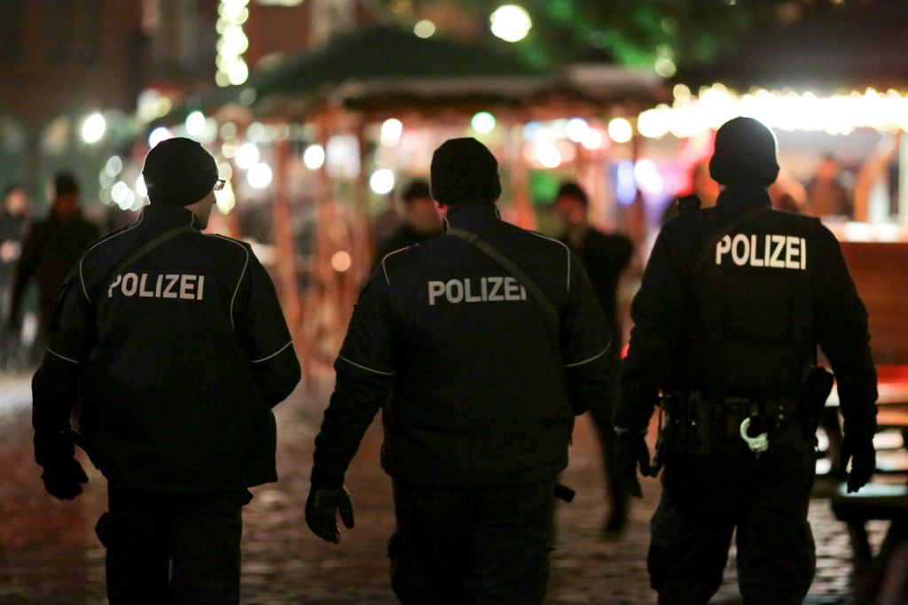 German police officers guard a Christmas market in the Prenzlauer Berg district in eastern Berlin, Germany, December 20, 2016, following a truck that ploughed into a crowded Christmas market killed 12 people at Breitscheidplatz in western Berlin. REUTERS/