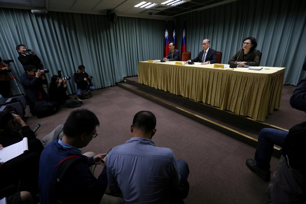 Taiwanese Minister of Foreign Affairs David Lee (C) speaks at a news conference after Sao Tome ended ties with Taiwan, in Taipei December 21, 2016. REUTERS/Stringer
