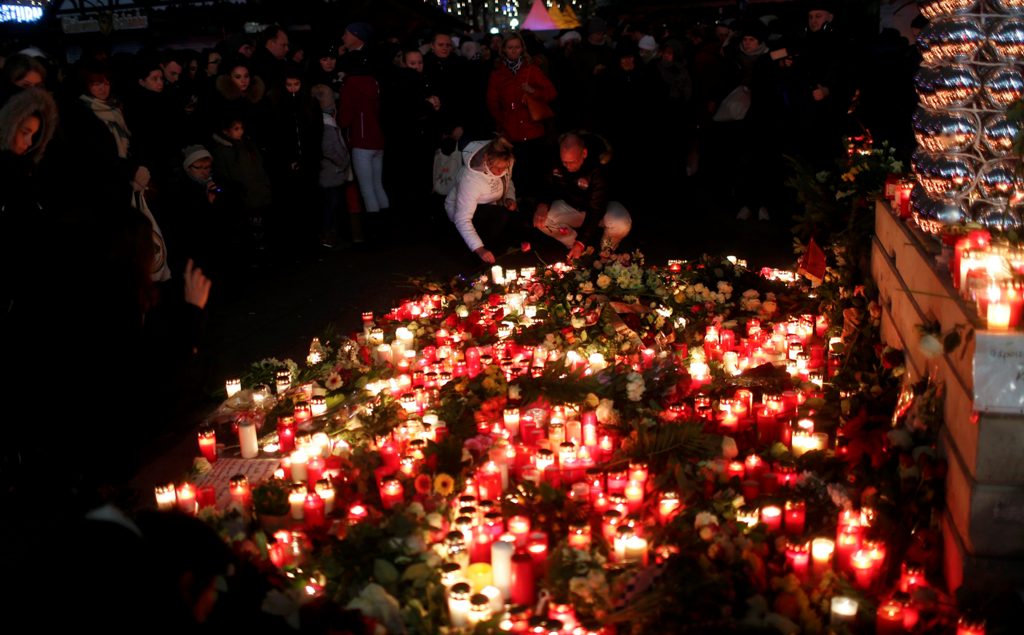 Candles burn at a Christmas market at Breitscheidplatz in Berlin, Germany, December 20, 2016, to commemorate the 12 victims of a truck that ploughed into the crowded market. REUTERS/Hannibal Hanschke
