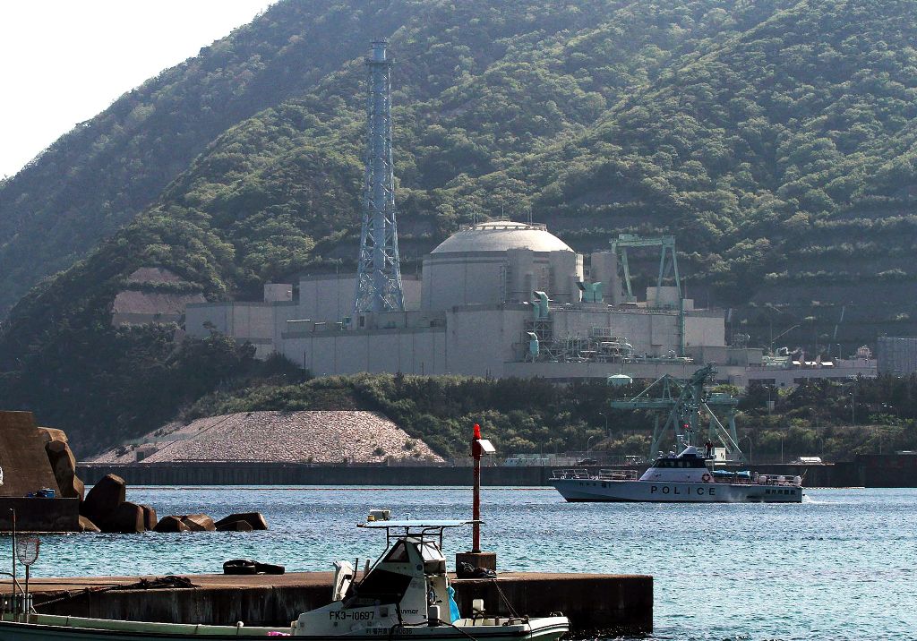 (FILES) This file picture taken on May 6, 2010 shows a police boat on patrol near the Monju fast-breeder nuclear reactor plant in Tsuruga, Fukui prefecture.  AFP / JIJI PRESS
