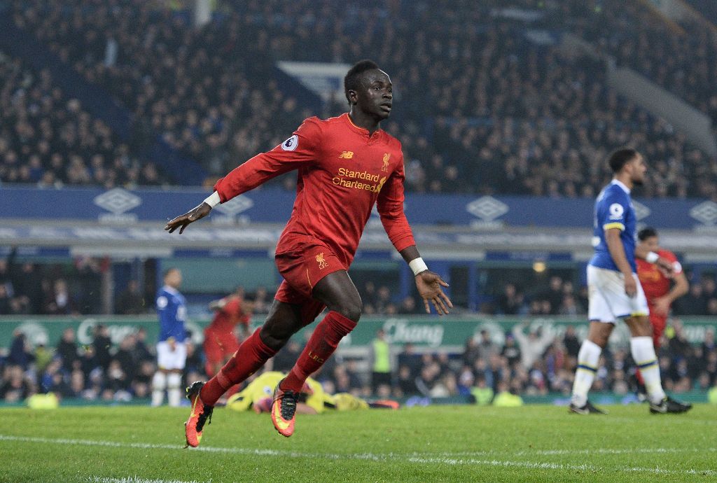 Liverpool's Senegalese midfielder Sadio Mane celebrates scoring his team's first goal during the English Premier League football match between Everton and Liverpool at Goodison Park in Liverpool, north west England on December 19, 2016.  AFP / Oli SCARFF 