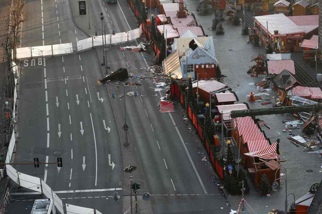 Overall view shows the area of the Christmas market area and the destroyed booths targeted by an attack with a truck ago in front of the Kaiser-Wilhelm-Gedaechtniskirche (Kaiser Wilhelm Memorial Church) in Berlin on December 21, 2016. / AFP.