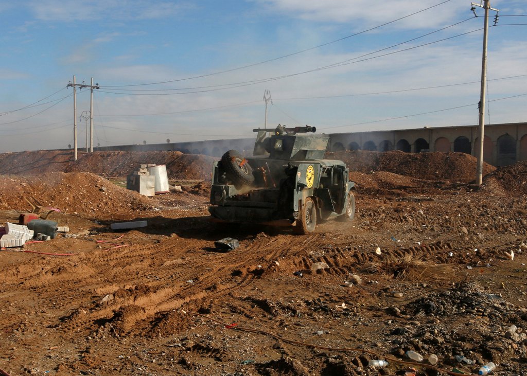 Iraqi rapid response forces fire towards Islamic State militant positions on the frontline in the neighbourhood of Intisar, eastern Mosul, Iraq, December 22, 2016. REUTERS/Khalid al Mousily
