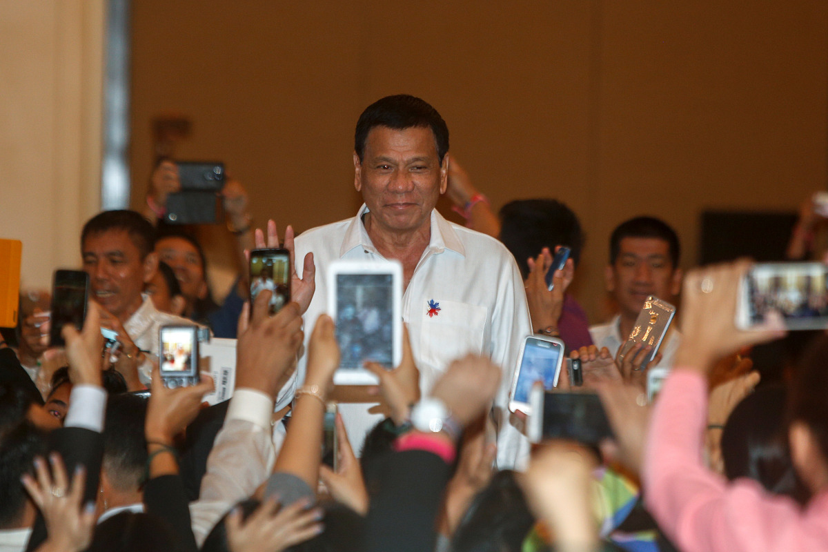 Philippine President Rodrigo Duterte greets people before a meeting with the Filipino Community at a hotel in Phnom Penh, December 13, 2016 (REUTERS / Samrang Pring) 