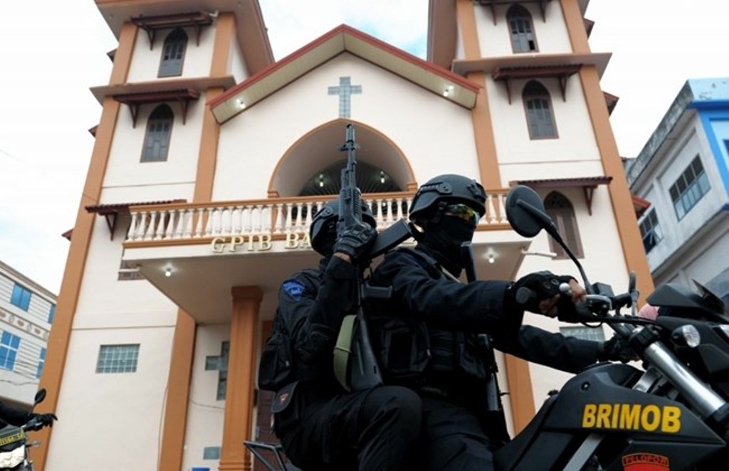 Indonesian armed police secure a church in Banda Aceh, Aceh province on December 24, 2016, ahead of Christmas Mass. / AFP / CHAIDEER MAHYUDDIN.